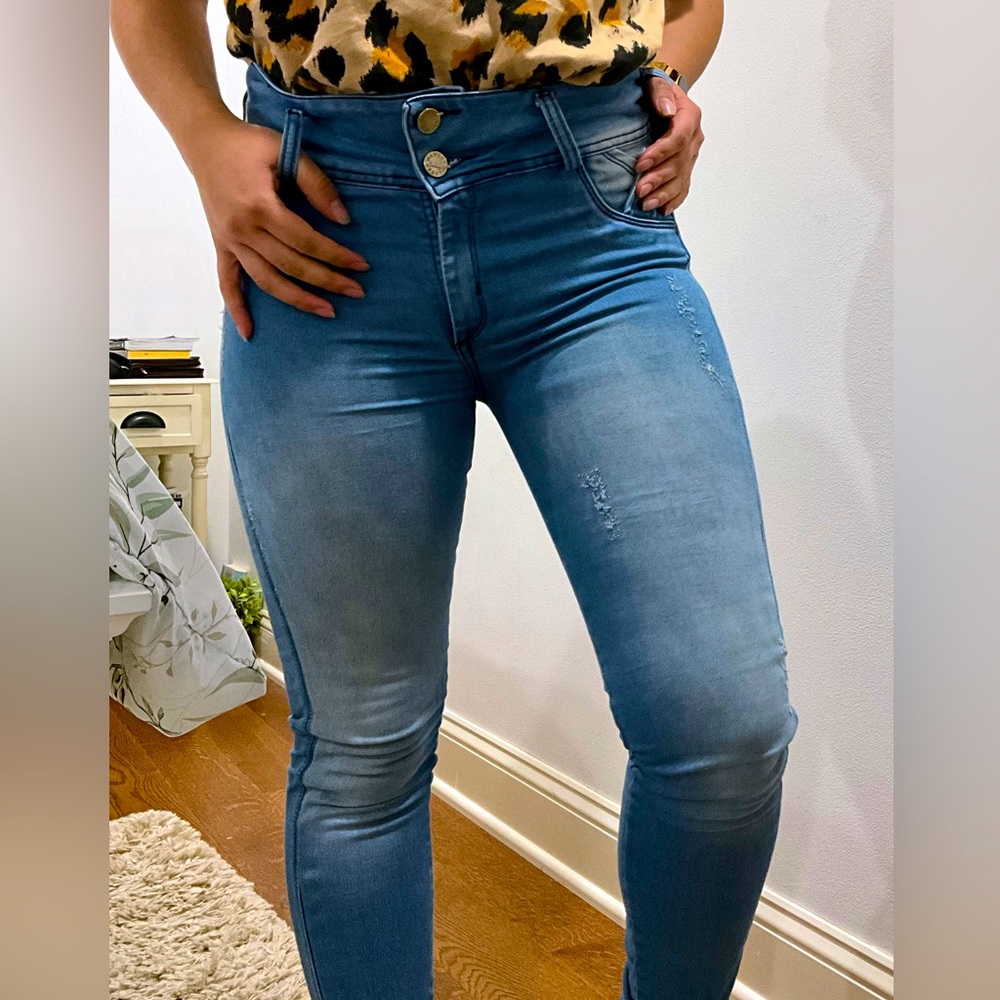Beautiful skinny jeans without pockets for better shape, high rise